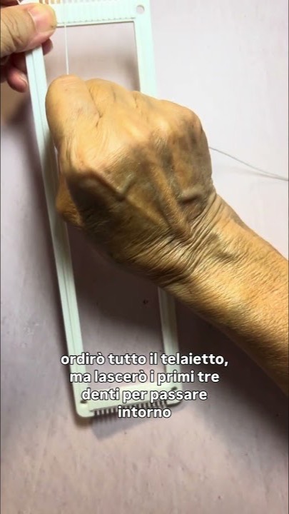 Anteprima del video: tessere un braccialetto da polso